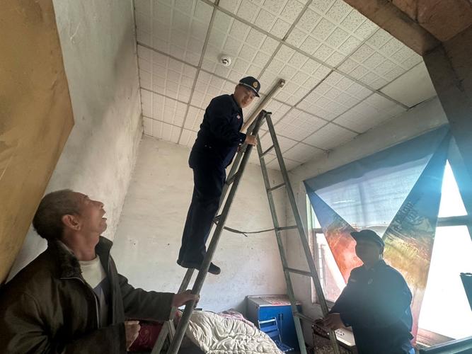 为独居老人安装智慧烟感报警器，筑牢居家安全“防护网”